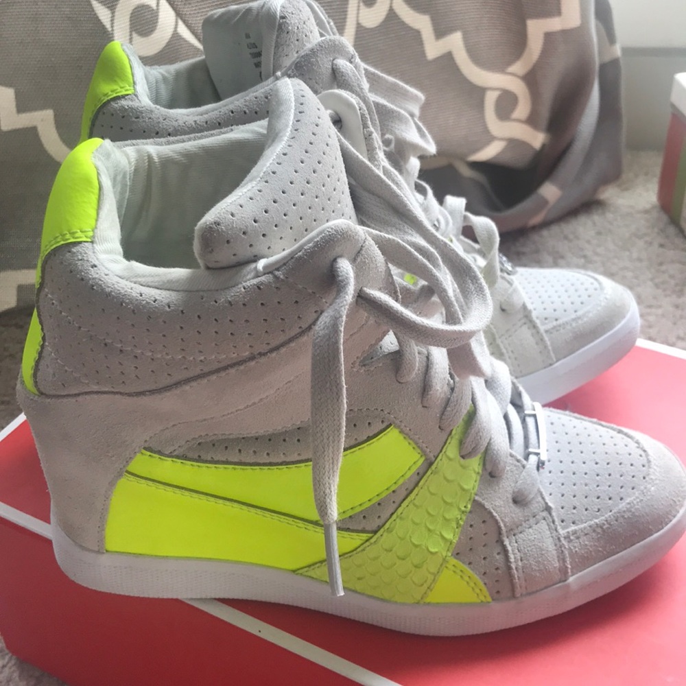 Coach Alexis Wedge suede chalk/yellow 7.5 M